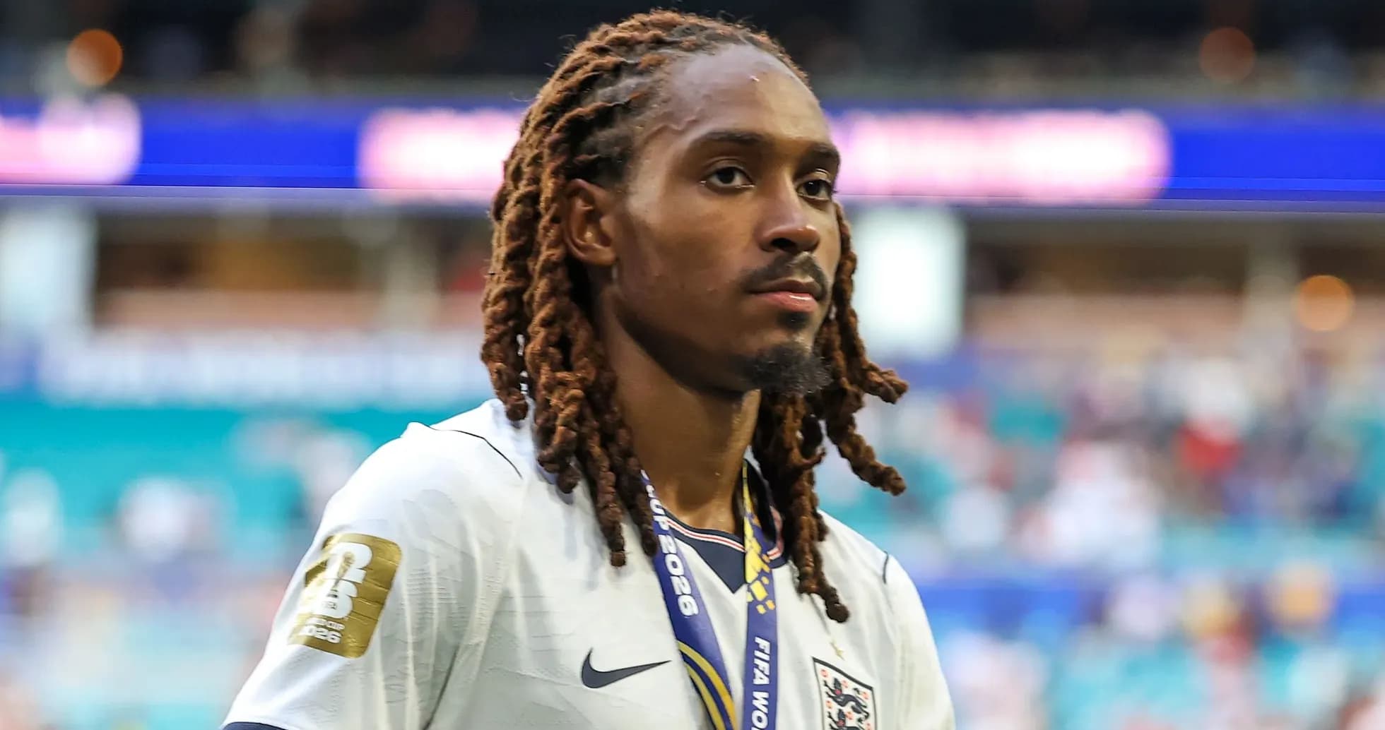 Jugador de Inglaterra con medalla tras el partido Jugador de Inglaterra con medalla tras el partido