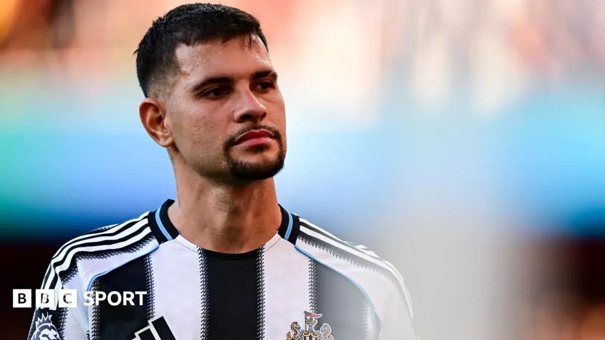 Jugador de Newcastle en el campo durante partido Jugador de Newcastle en el campo durante partido