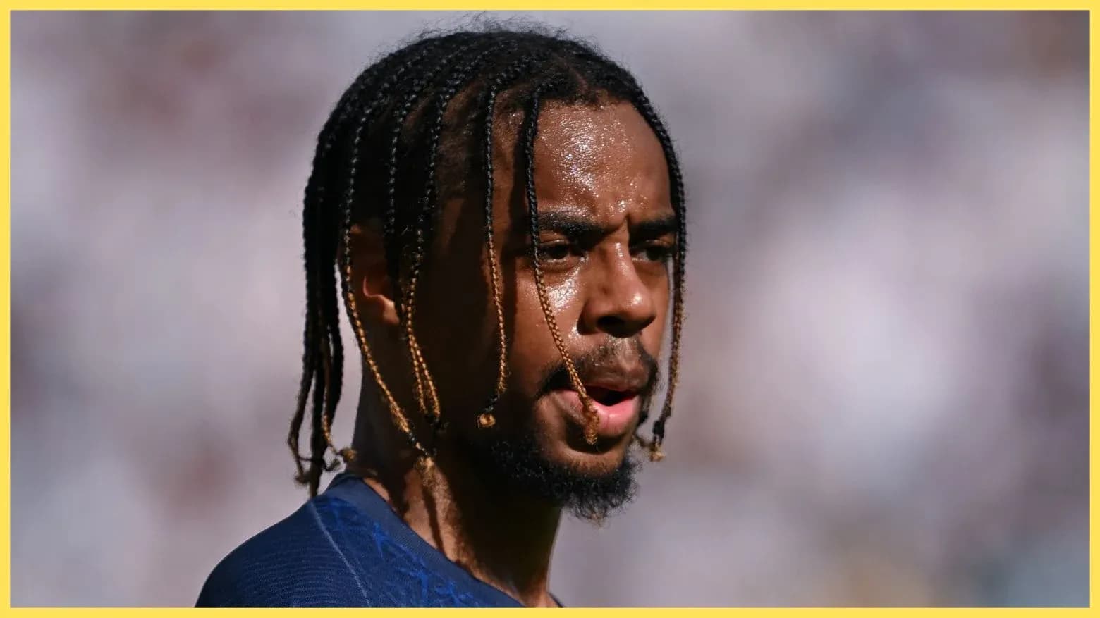 Jugador con trenzas en el campo de fútbol Jugador con trenzas en el campo de fútbol