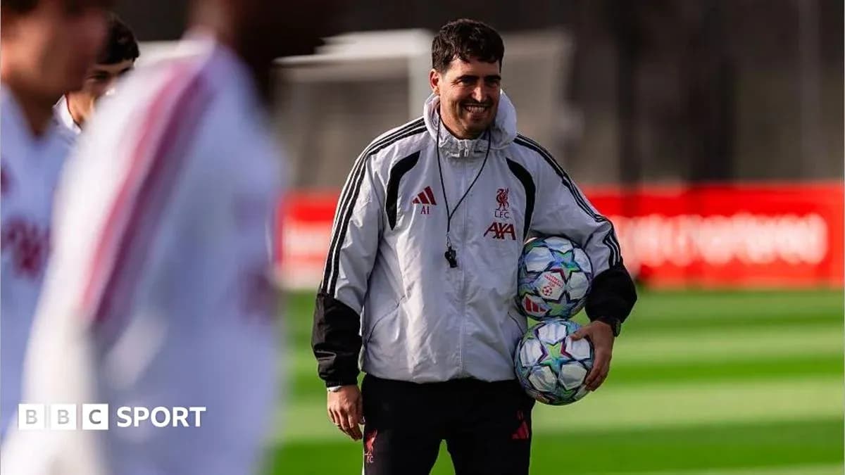 Entrenador de Liverpool con balones en la práctica Entrenador de Liverpool con balones en la práctica