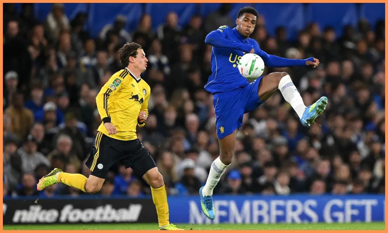 Jugador de Chelsea controla el balón en un partido Jugador de Chelsea controla el balón en un partido