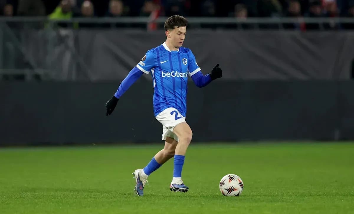 Jugador del KRC Genk controlando el balón en campo Jugador del KRC Genk controlando el balón en campo
