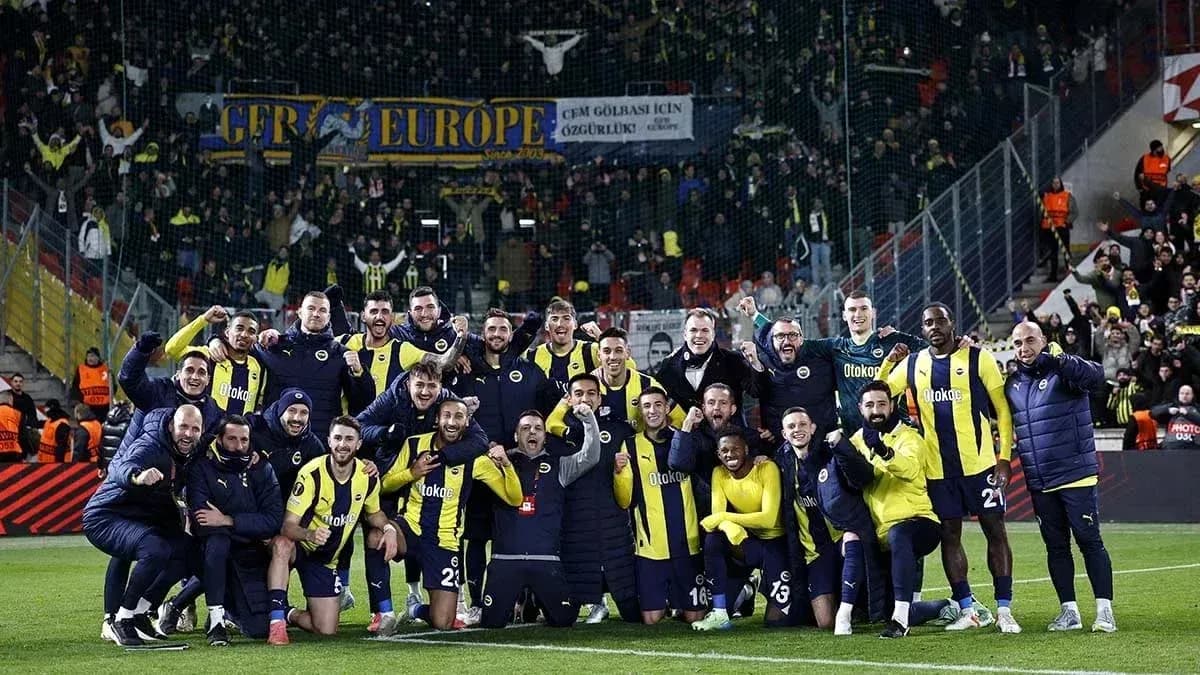 Equipo de Fenerbahçe celebrando en el estadio Equipo de Fenerbahçe celebrando en el estadio