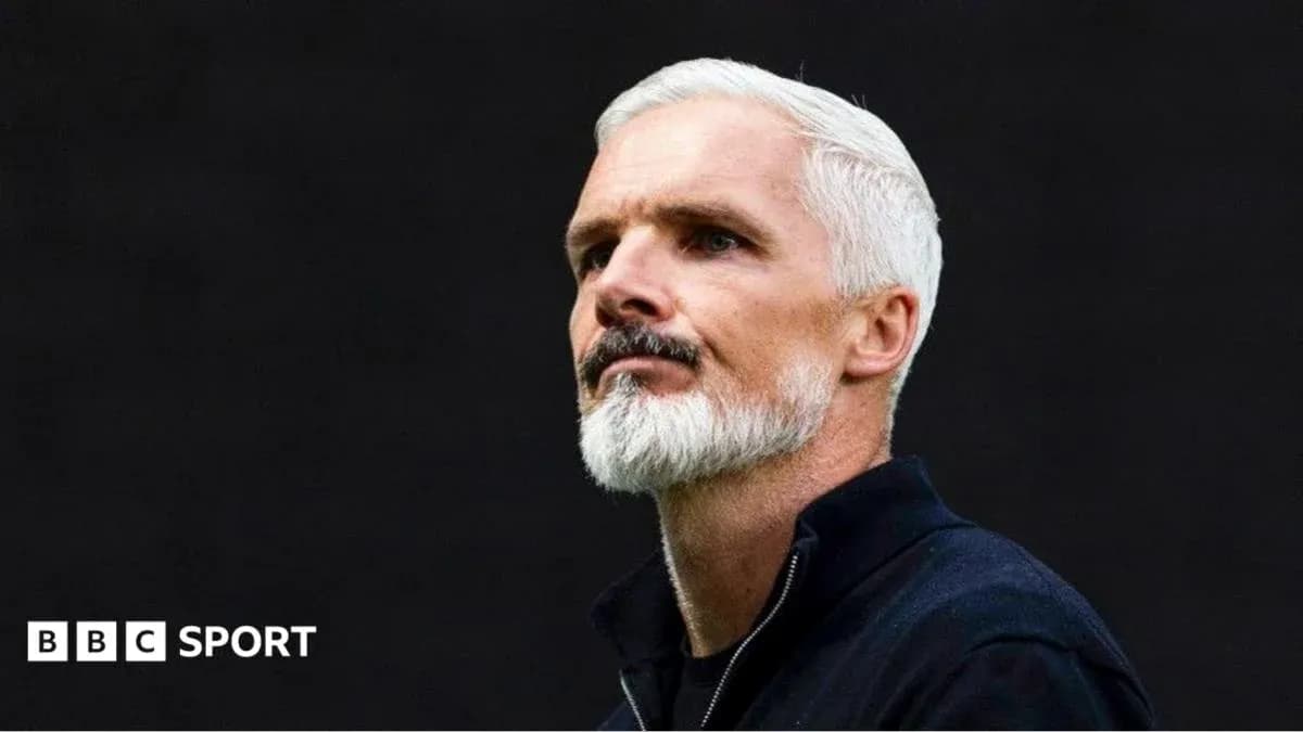Entrenador con barba y cabello blanco mirando al frente Entrenador con barba y cabello blanco mirando al frente