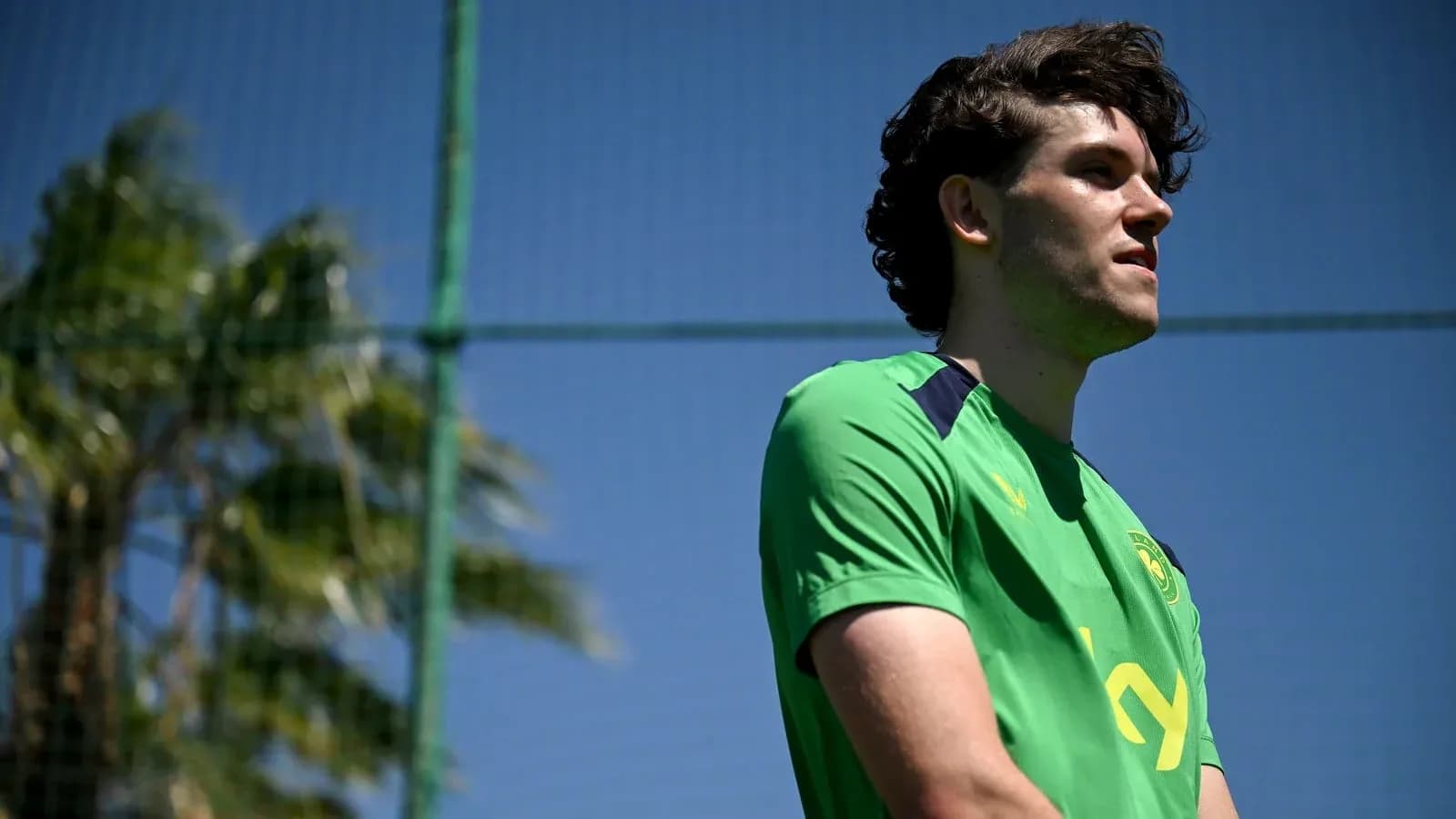 Jugador de fútbol en entrenamiento bajo el sol Jugador de fútbol en entrenamiento bajo el sol