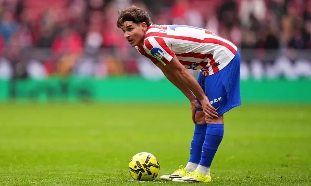Jugador de Atlético de Madrid preparándose para un tiro libre Jugador de Atlético de Madrid preparándose para un tiro libre