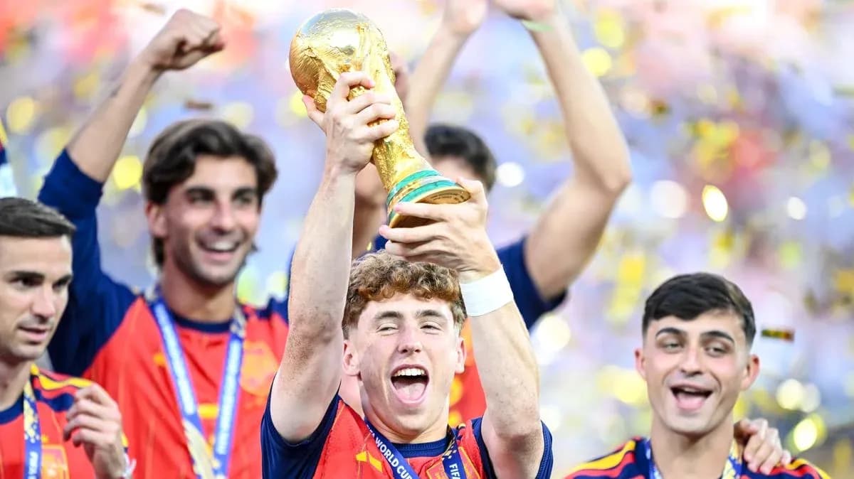 Jugador levantando el trofeo de la Copa Mundial Jugador levantando el trofeo de la Copa Mundial