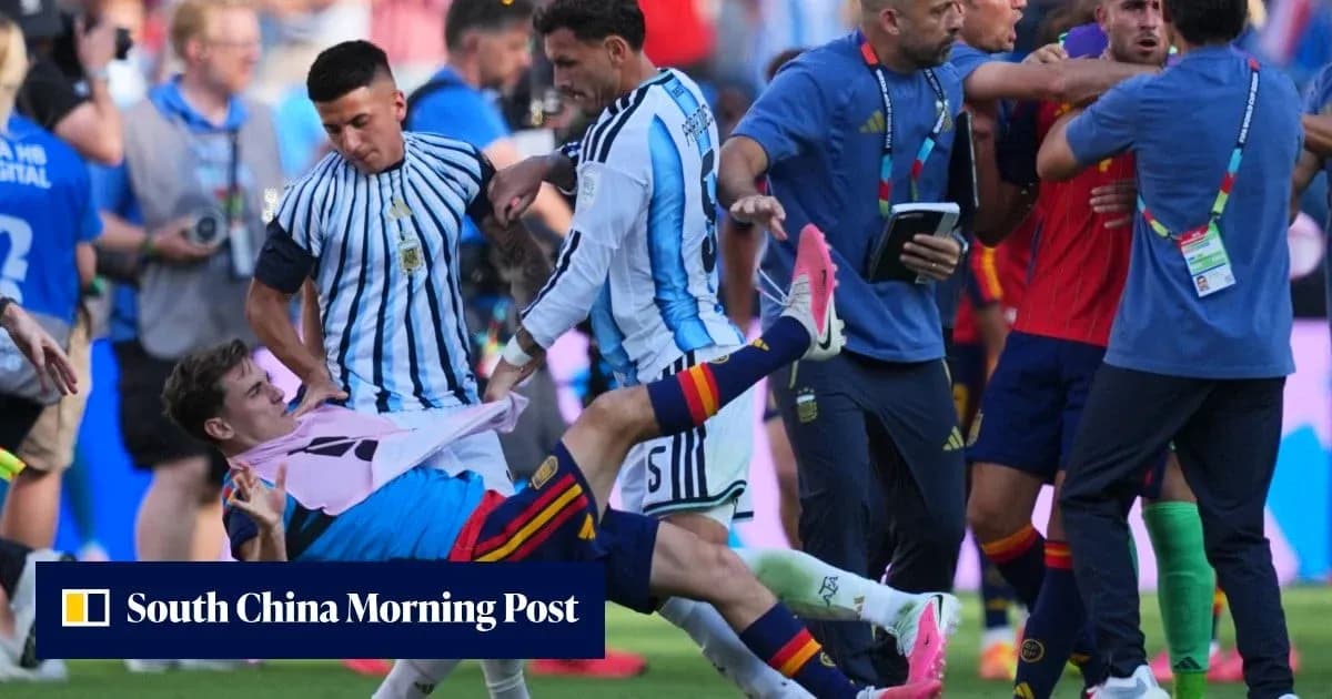 Jugadores de Argentina y España en confrontación en el campo Jugadores de Argentina y España en confrontación en el campo