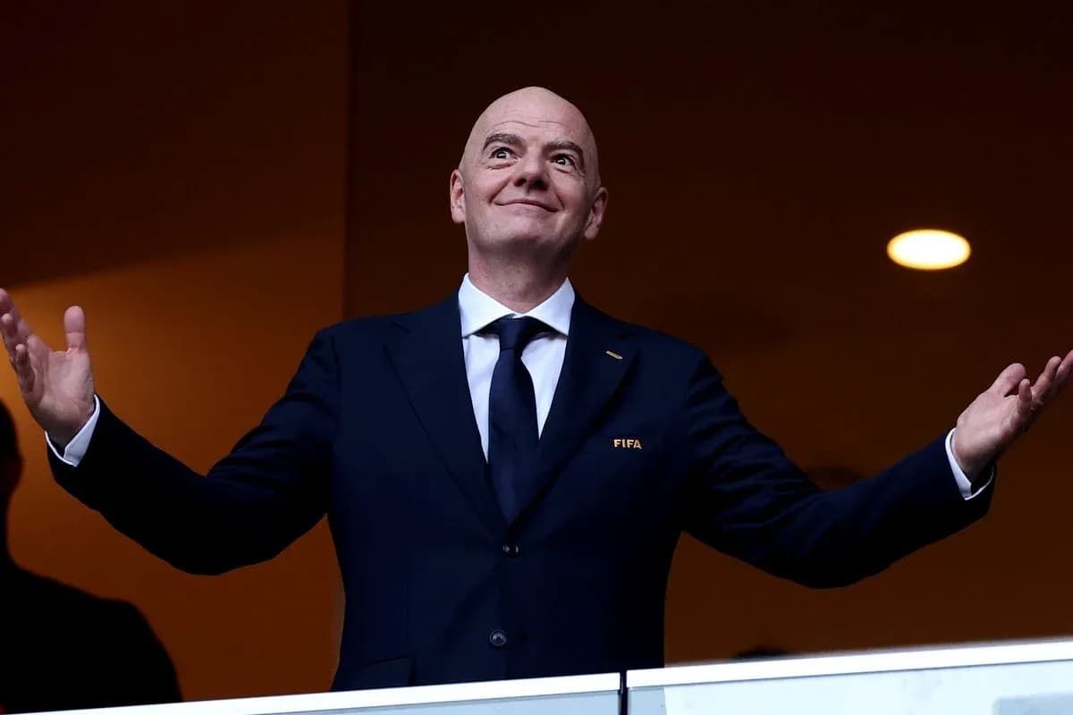 Hombre con traje de FIFA en palco deportivo Hombre con traje de FIFA en palco deportivo