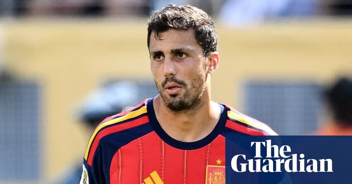 Jugador con camiseta de la selección española en el campo Jugador con camiseta de la selección española en el campo