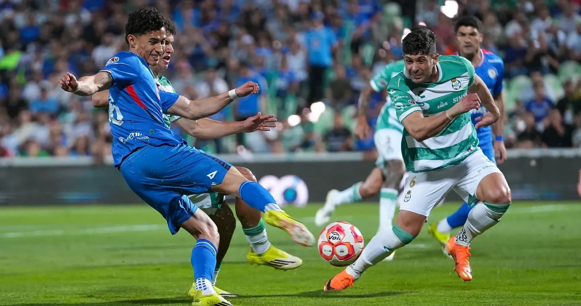 Jugadores de Cruz Azul y Santos Laguna en acción Jugadores de Cruz Azul y Santos Laguna en acción