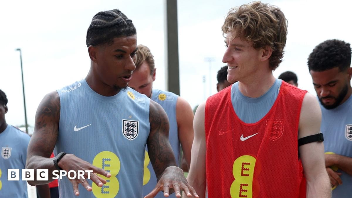 Jugadores de Inglaterra conversando durante entrenamiento Jugadores de Inglaterra conversando durante entrenamiento