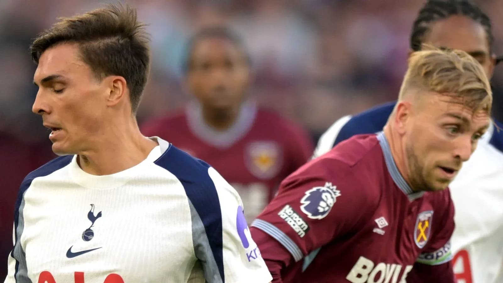 Jugadores de Tottenham y West Ham en acción Jugadores de Tottenham y West Ham en acción