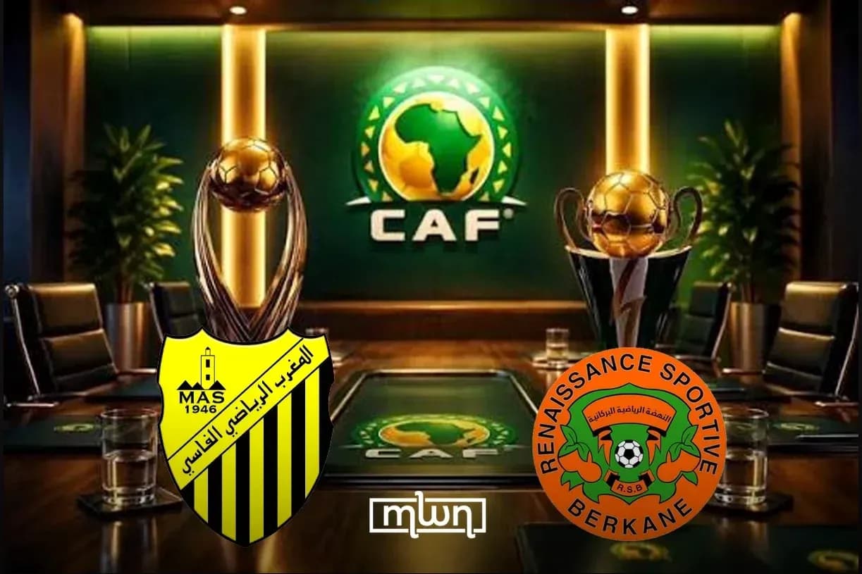 Trofeos de CAF con logos de equipos en mesa Trofeos de CAF con logos de equipos en mesa