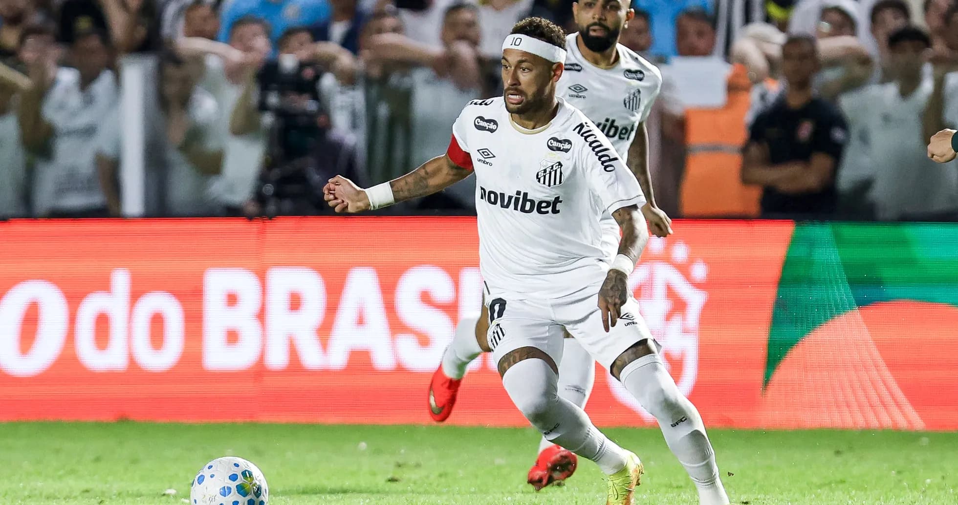 Neymar corriendo con el balón durante un partido Neymar corriendo con el balón durante un partido