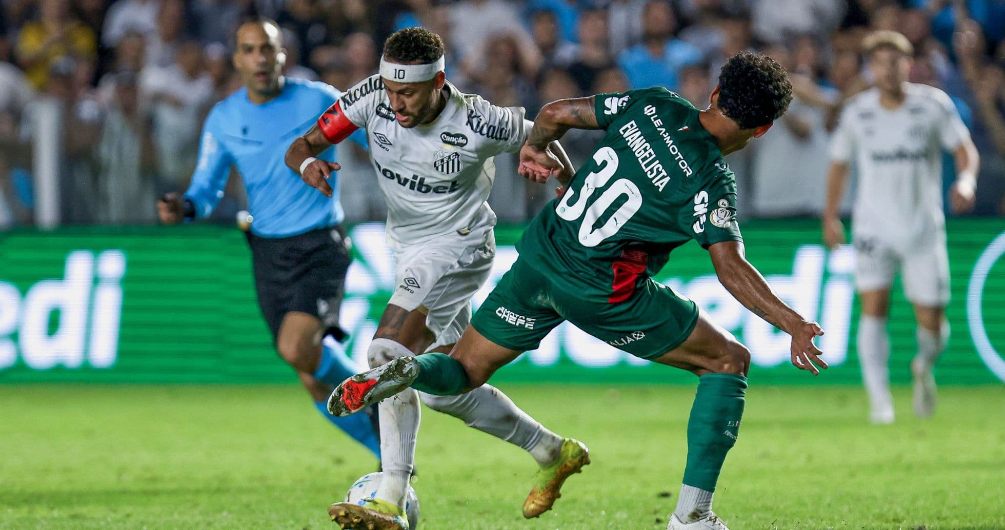 Jugador de Santos driblando a rival en el partido Jugador de Santos driblando a rival en el partido