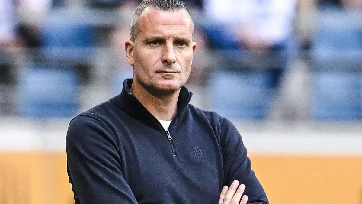 Entrenador observando el partido desde la línea de banda Entrenador observando el partido desde la línea de banda