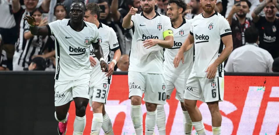 Jugadores de Beşiktaş celebrando un gol Jugadores de Beşiktaş celebrando un gol