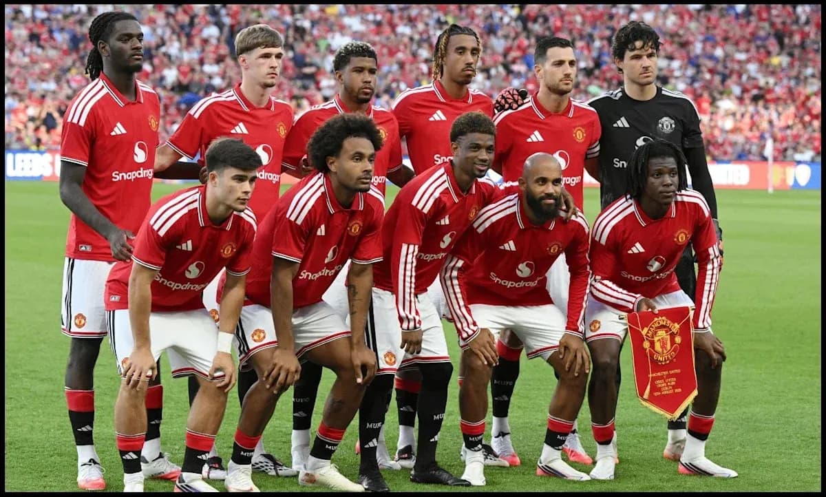 Equipo de Manchester United posando en el campo Equipo de Manchester United posando en el campo