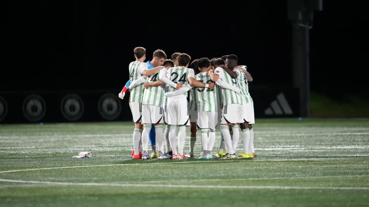 Equipo de fútbol en círculo antes del partido Equipo de fútbol en círculo antes del partido