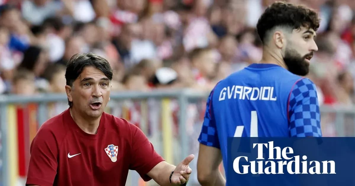 Entrenador de Croacia hablando con jugador en el banquillo Entrenador de Croacia hablando con jugador en el banquillo
