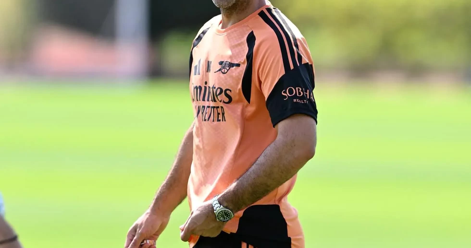 Entrenador sonriente dirigiendo sesión de entrenamiento Entrenador sonriente dirigiendo sesión de entrenamiento