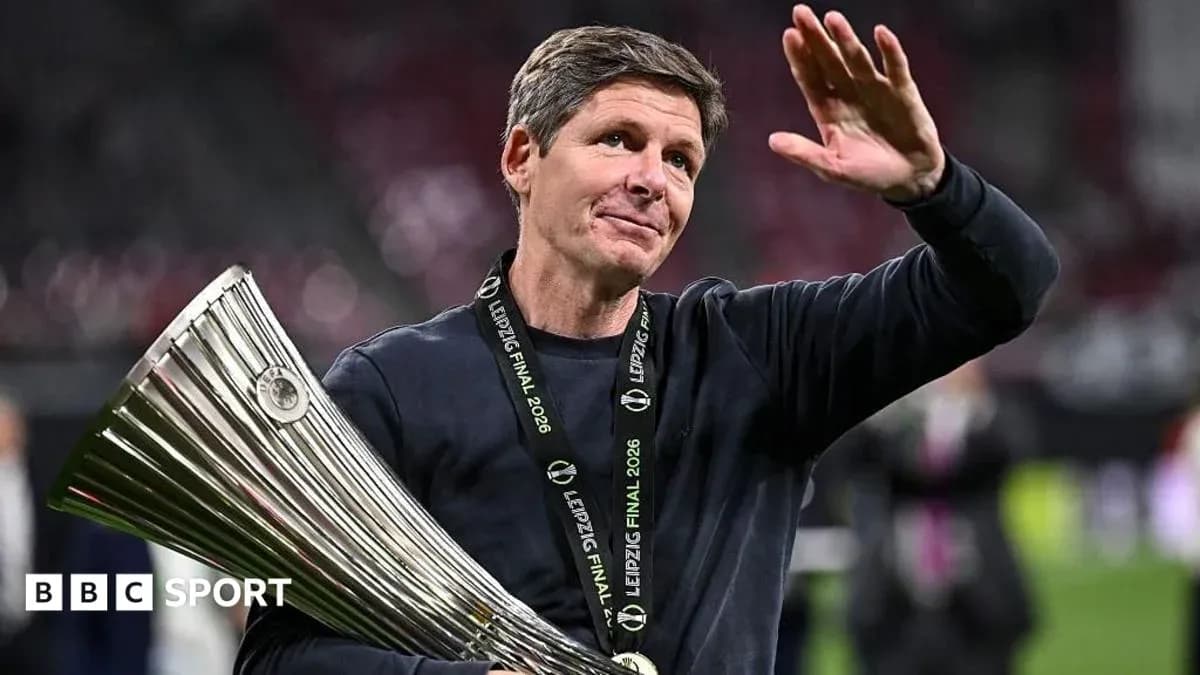 Entrenador sosteniendo trofeo y saludando al público Entrenador sosteniendo trofeo y saludando al público