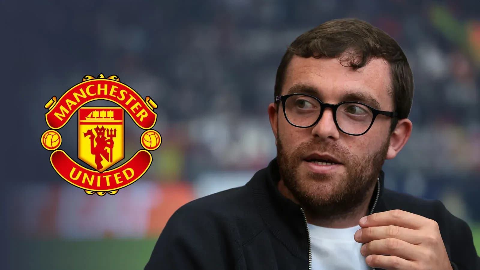 Persona hablando con el logo de Manchester United de fondo Persona hablando con el logo de Manchester United de fondo