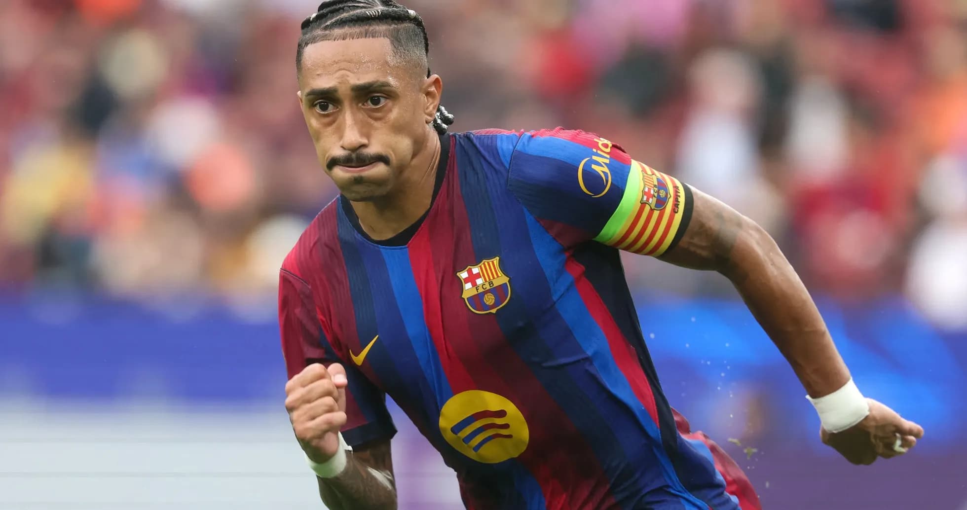Jugador de Barcelona corriendo en el campo Jugador de Barcelona corriendo en el campo