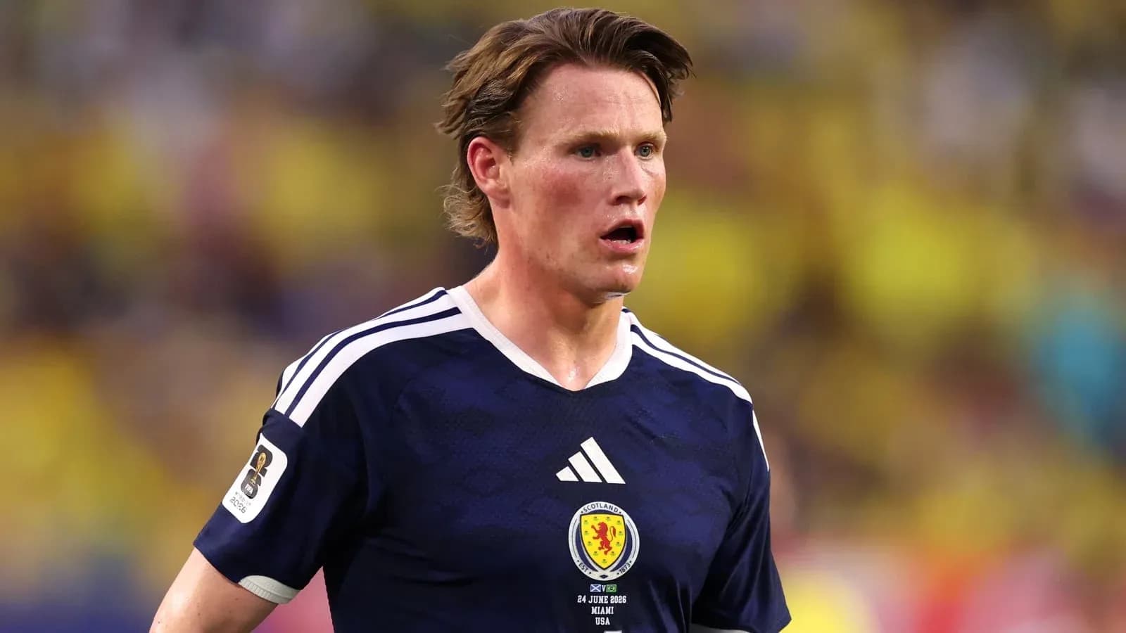 Jugador de Escocia en partido de fútbol Jugador de Escocia en partido de fútbol