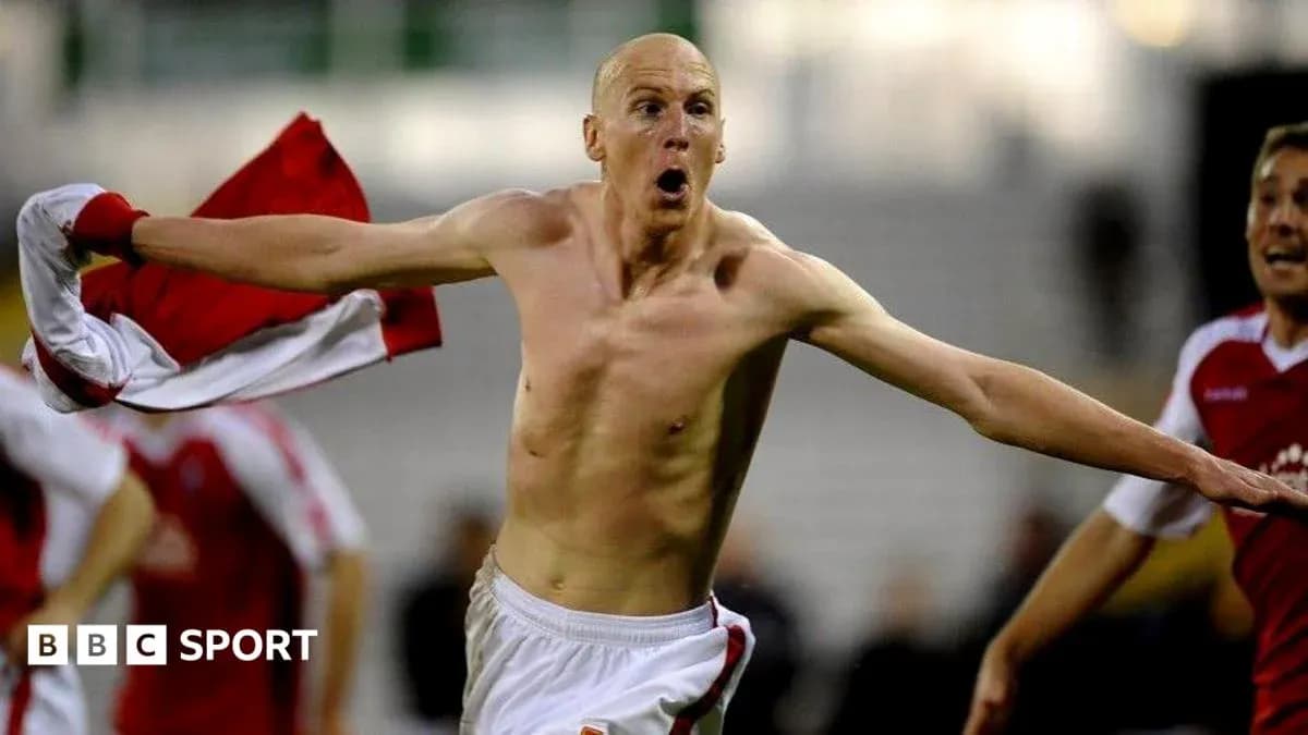 Jugador celebrando sin camiseta en el campo Jugador celebrando sin camiseta en el campo