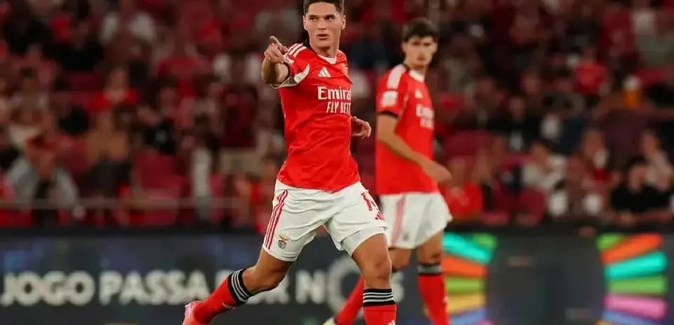 Jugador de Benfica señalando durante el partido Jugador de Benfica señalando durante el partido