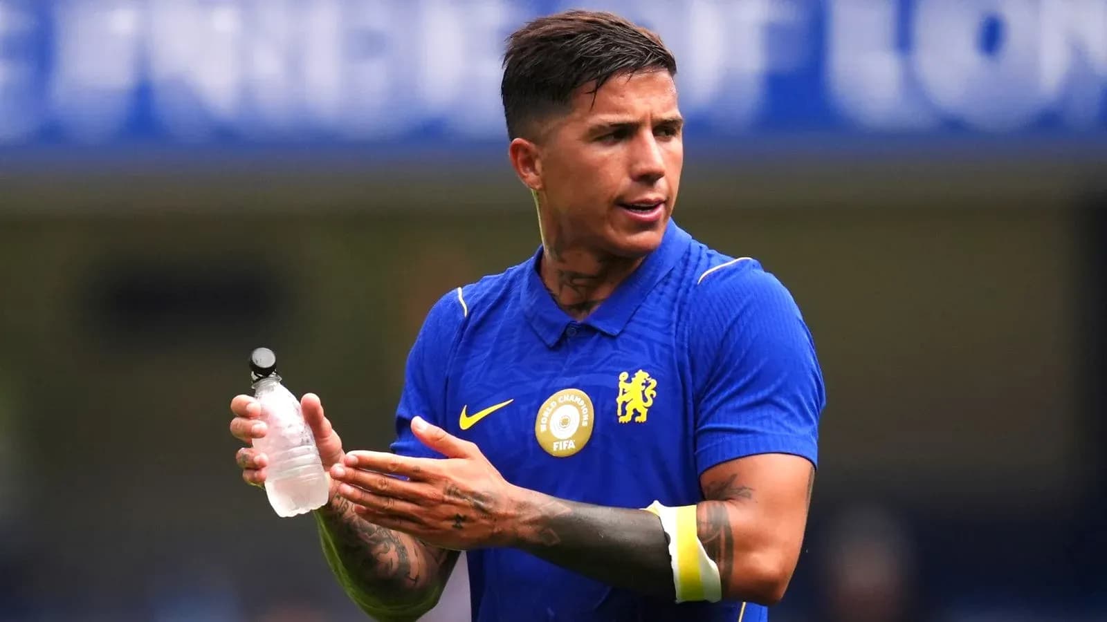 Jugador de Chelsea sosteniendo botella de agua Jugador de Chelsea sosteniendo botella de agua
