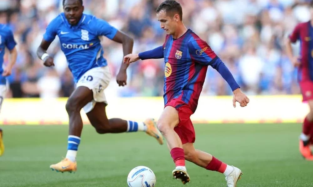 Jugador de Barcelona driblando ante rival de Birmingham Jugador de Barcelona driblando ante rival de Birmingham
