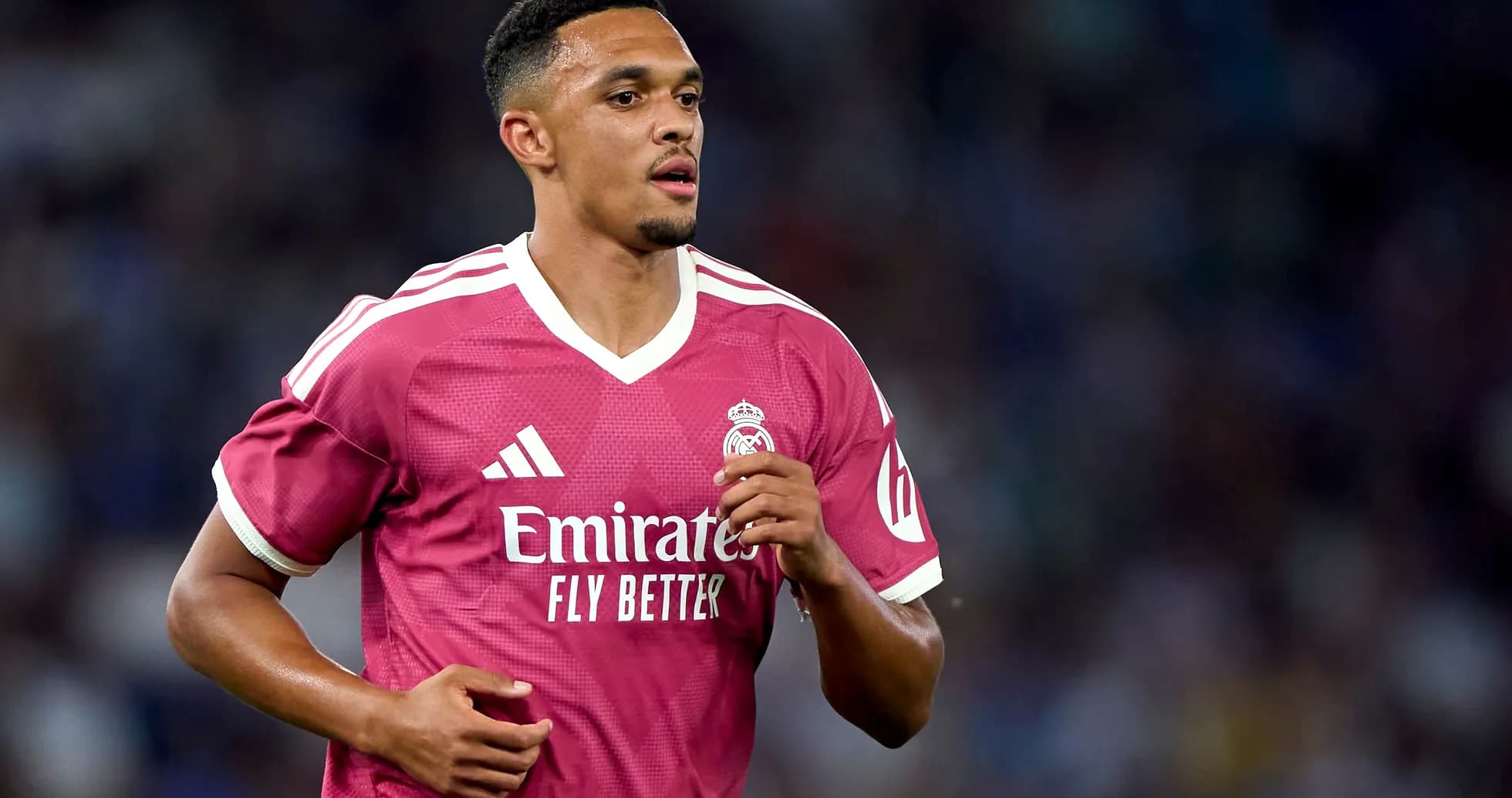 Jugador de Real Madrid corriendo en uniforme rosa Jugador de Real Madrid corriendo en uniforme rosa