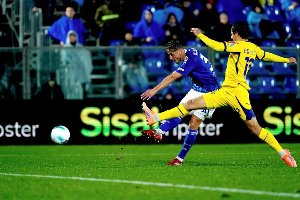 Jugador de Hellas Verona pateando el balón Jugador de Hellas Verona pateando el balón