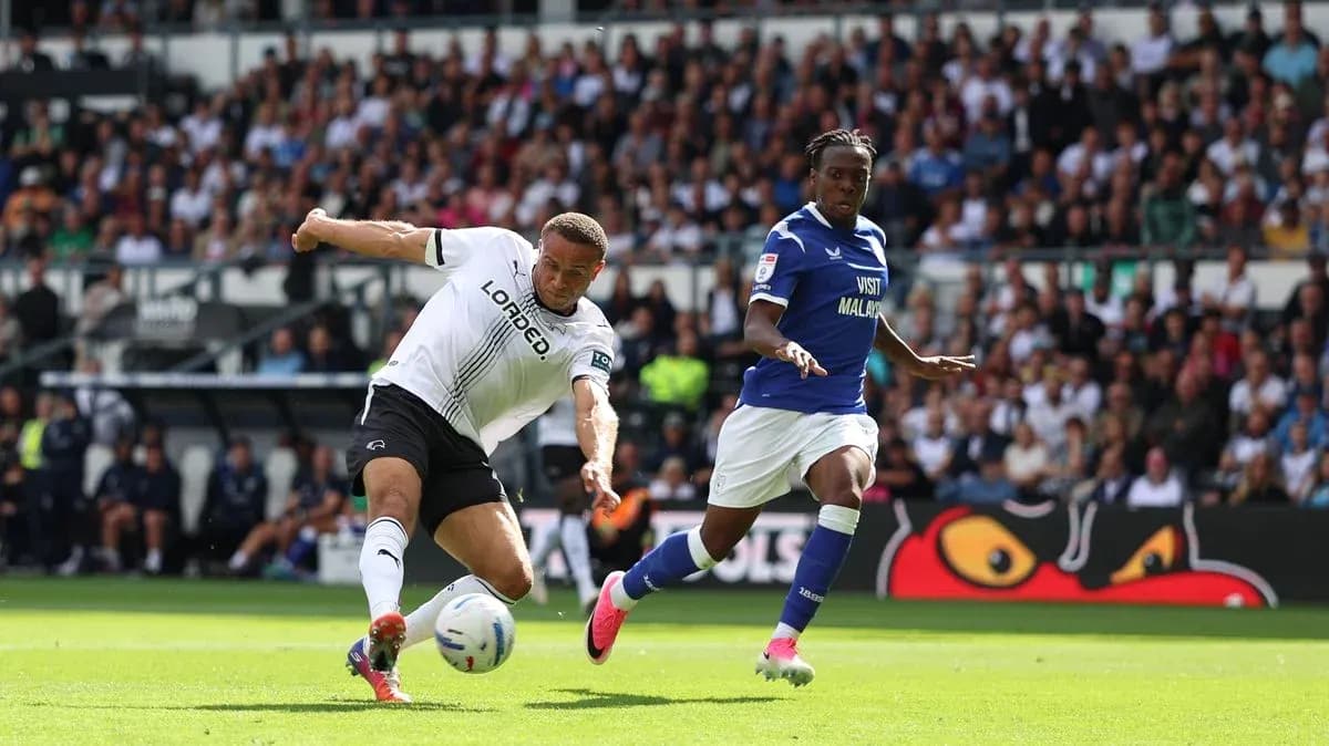 Jugador de Derby County persiguiendo el balón en partido Jugador de Derby County persiguiendo el balón en partido