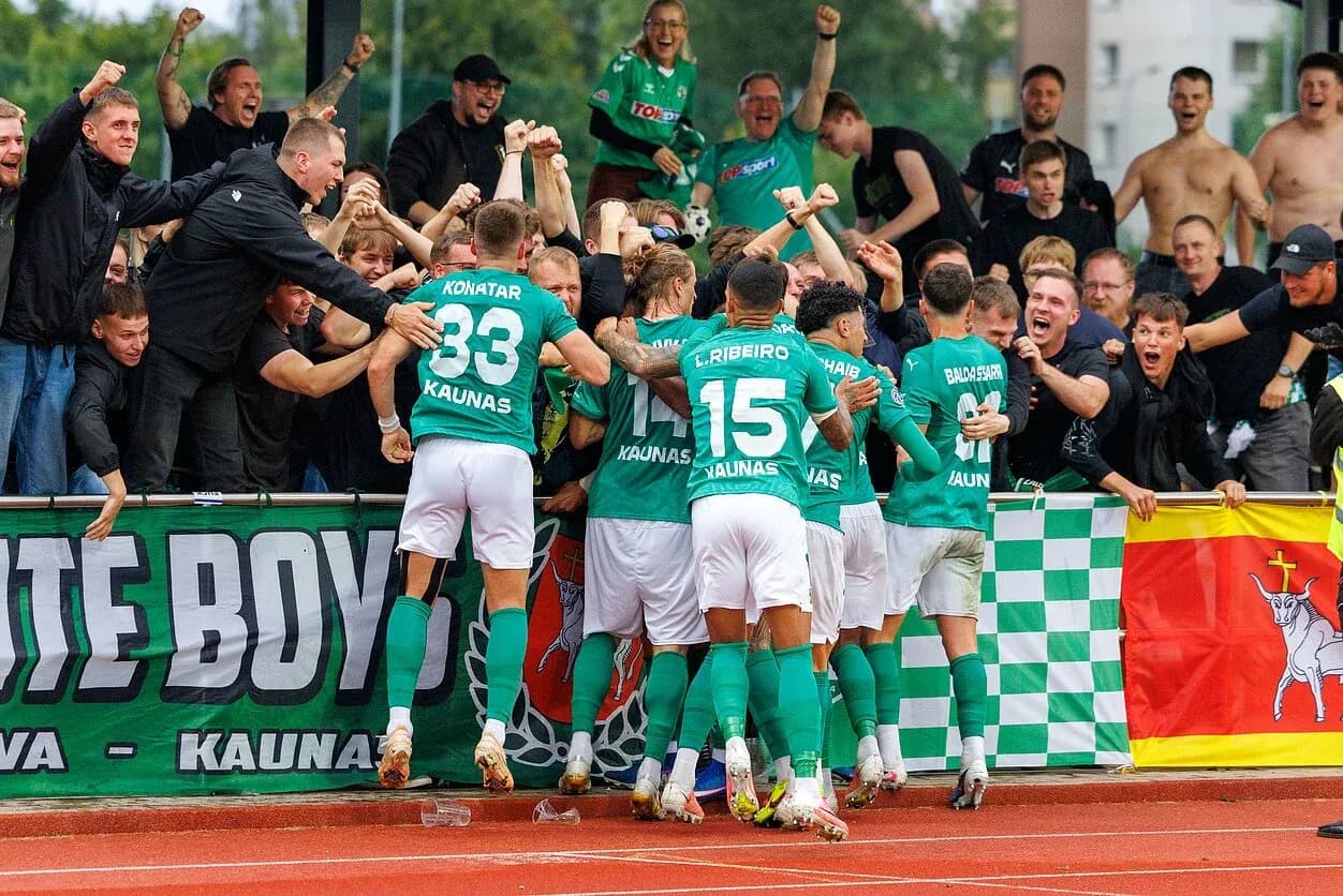Celebración de jugadores de Kauno Žalgiris con aficionados Celebración de jugadores de Kauno Žalgiris con aficionados