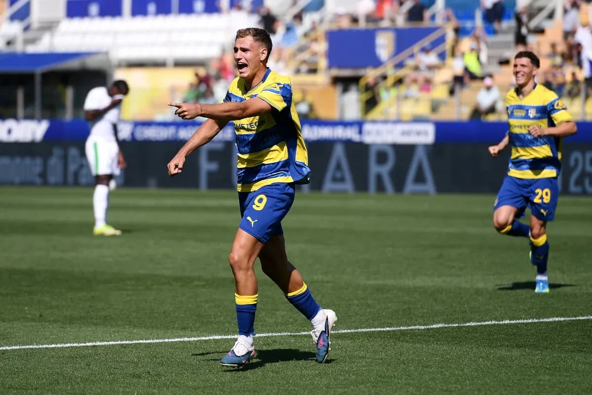 Jugador de Parma celebra un gol en el partido Jugador de Parma celebra un gol en el partido