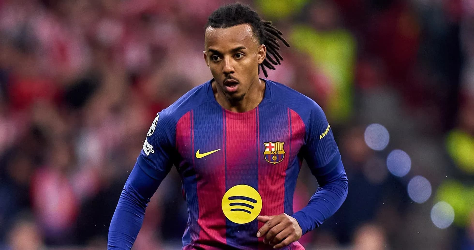 Jugador del FC Barcelona corriendo durante un partido Jugador del FC Barcelona corriendo durante un partido
