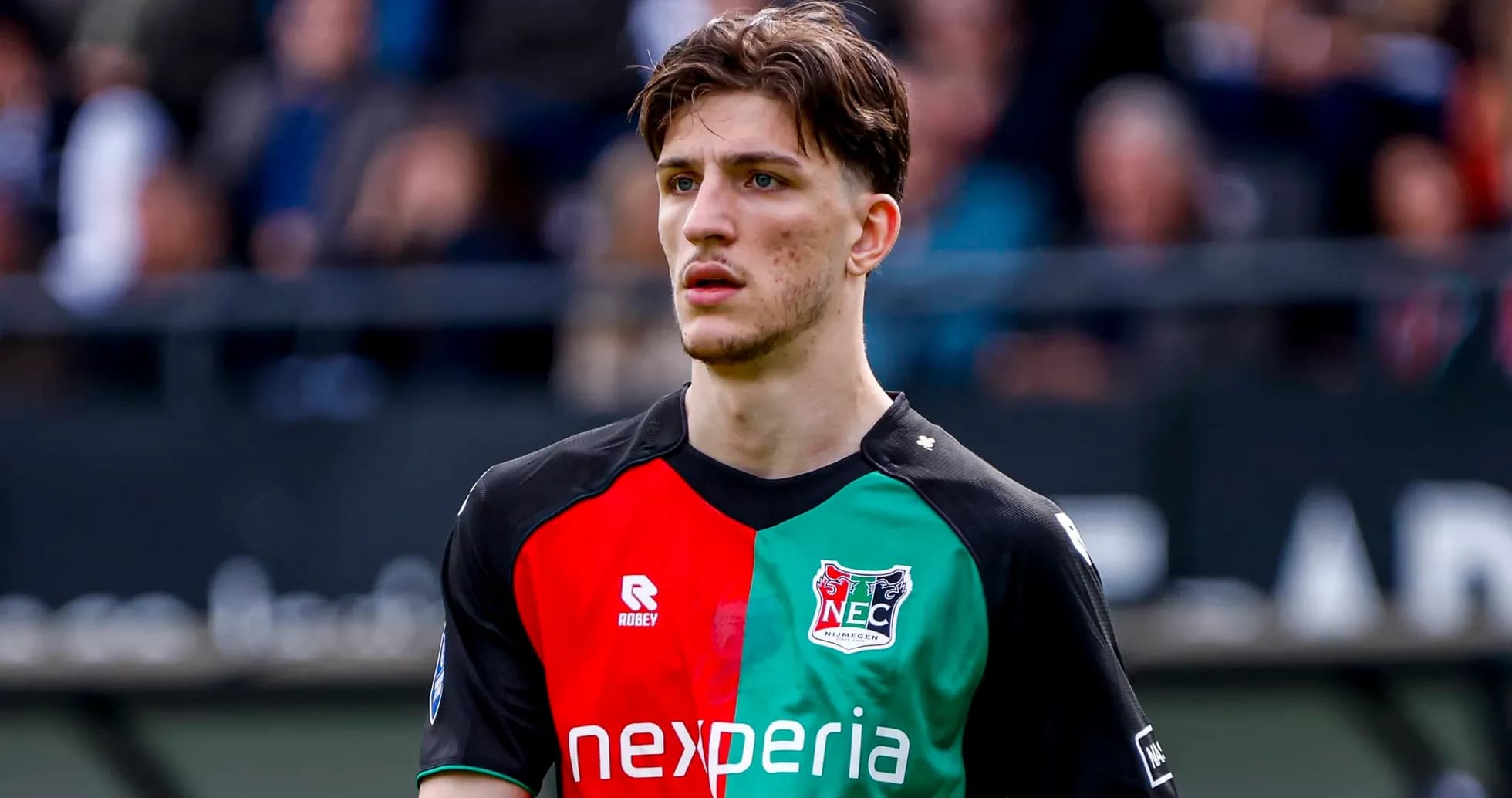 Jugador de NEC Nijmegen en uniforme durante el partido Jugador de NEC Nijmegen en uniforme durante el partido