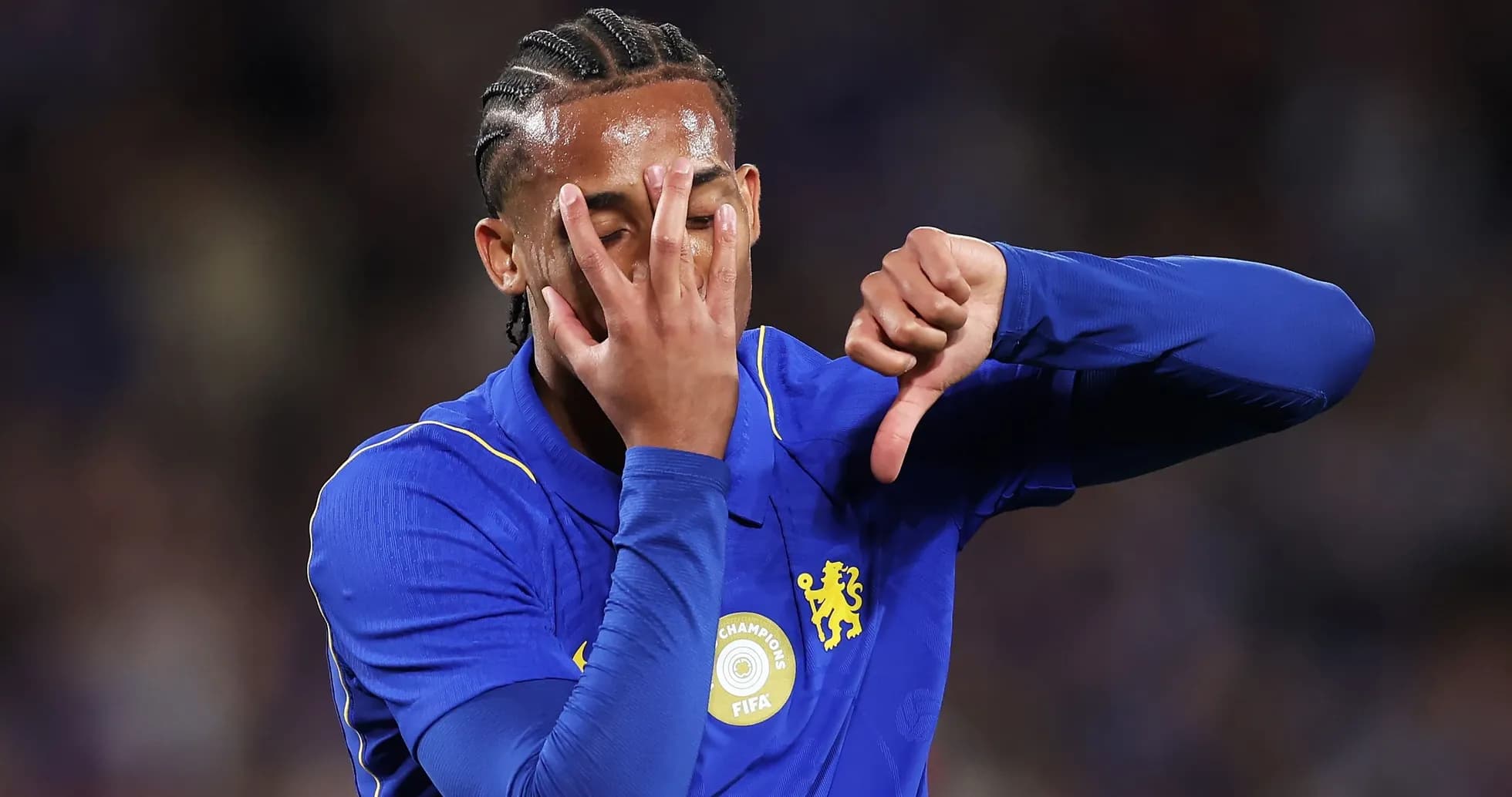Jugador de Chelsea mostrando gesto de desaprobación Jugador de Chelsea mostrando gesto de desaprobación