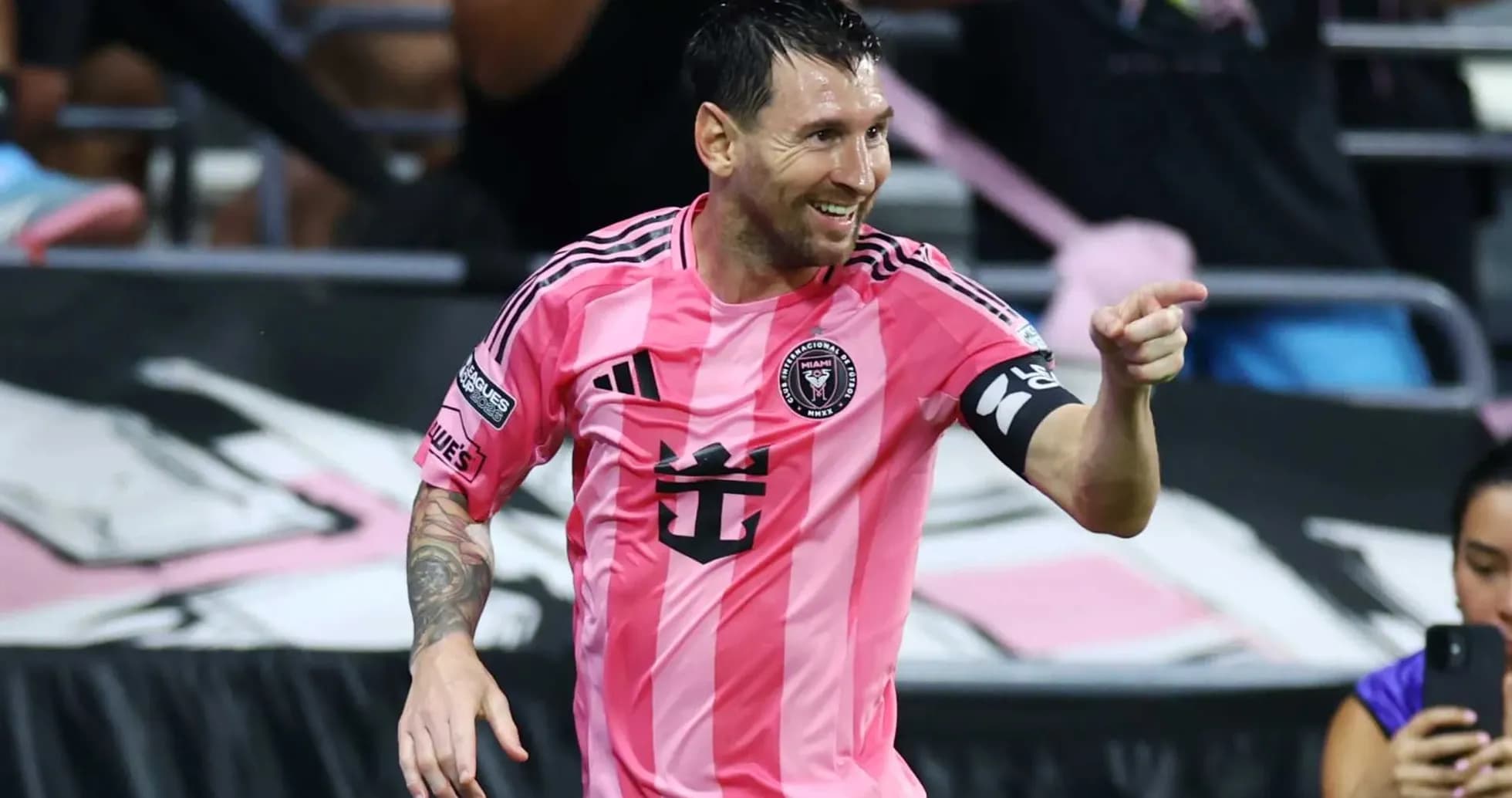 Lionel Messi celebrando un gol con camiseta rosa Lionel Messi celebrando un gol con camiseta rosa