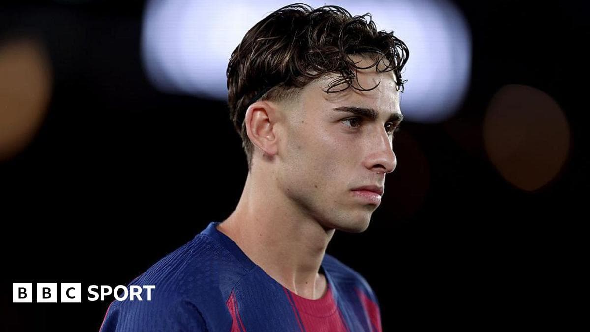 Jugador de Barcelona mirando al frente en el campo Jugador de Barcelona mirando al frente en el campo