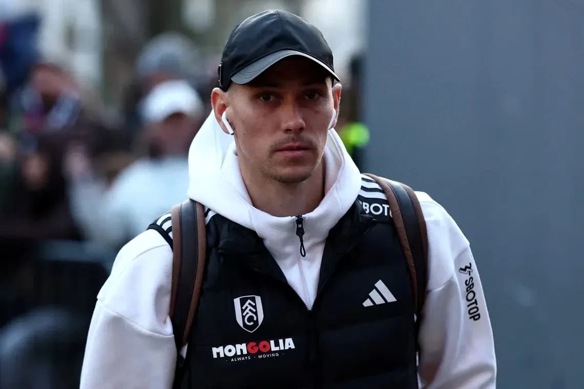 Jugador llegando con vestimenta deportiva y mochila Jugador llegando con vestimenta deportiva y mochila