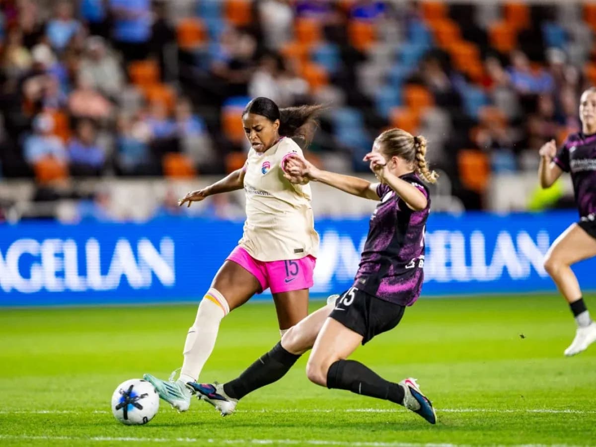 Jugadora del Orlando Pride desafiando a una del Wave Jugadora del Orlando Pride desafiando a una del Wave