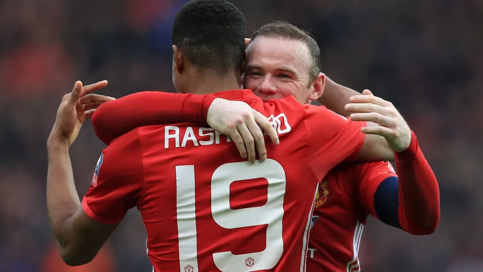 Jugadores de Manchester United abrazándose en celebración Jugadores de Manchester United abrazándose en celebración