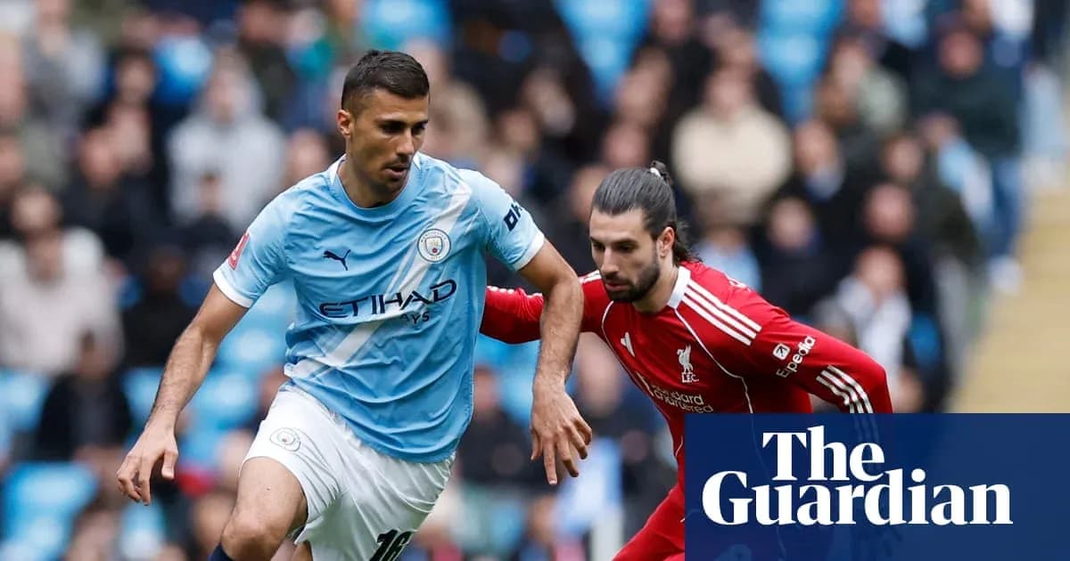Jugadores de Manchester City y Liverpool en acción Jugadores de Manchester City y Liverpool en acción