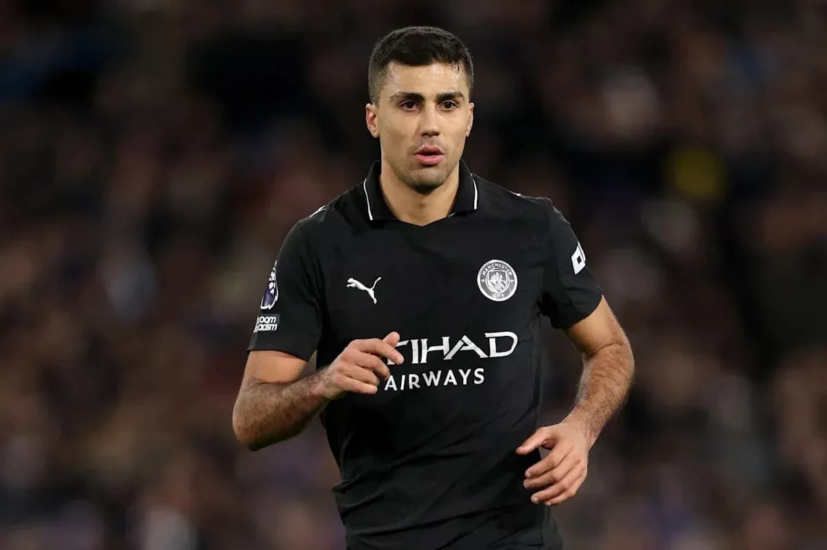Jugador de Manchester City corriendo durante un partido Jugador de Manchester City corriendo durante un partido