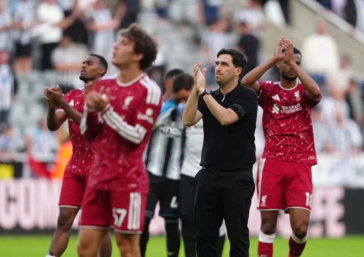 Jugadores de Liverpool aplaudiendo tras el partido Jugadores de Liverpool aplaudiendo tras el partido